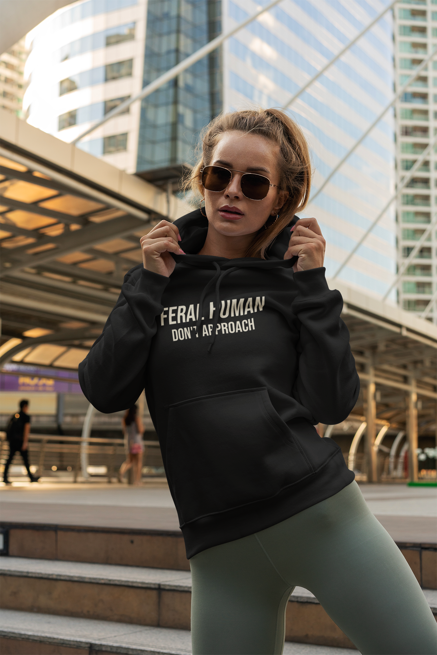 WILDER MENSCH (NICHT NÄHERN) KAPUZENPULLOVER
